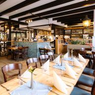 Festlich gedeckte Tische im Kläsles